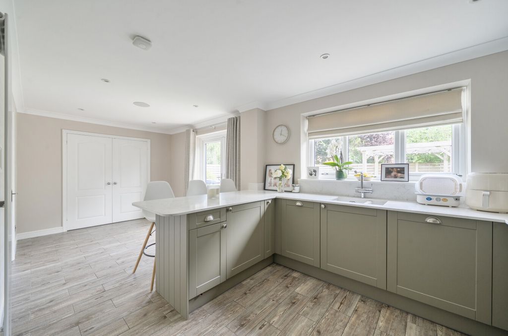 Property photo 3 of 17 1467321-20-6A188B...