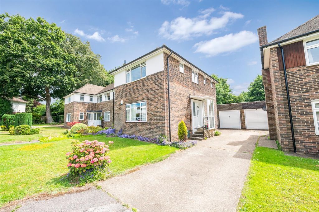 Property photo 1 of 14 Courtlands Cresent 46-57.Jpg