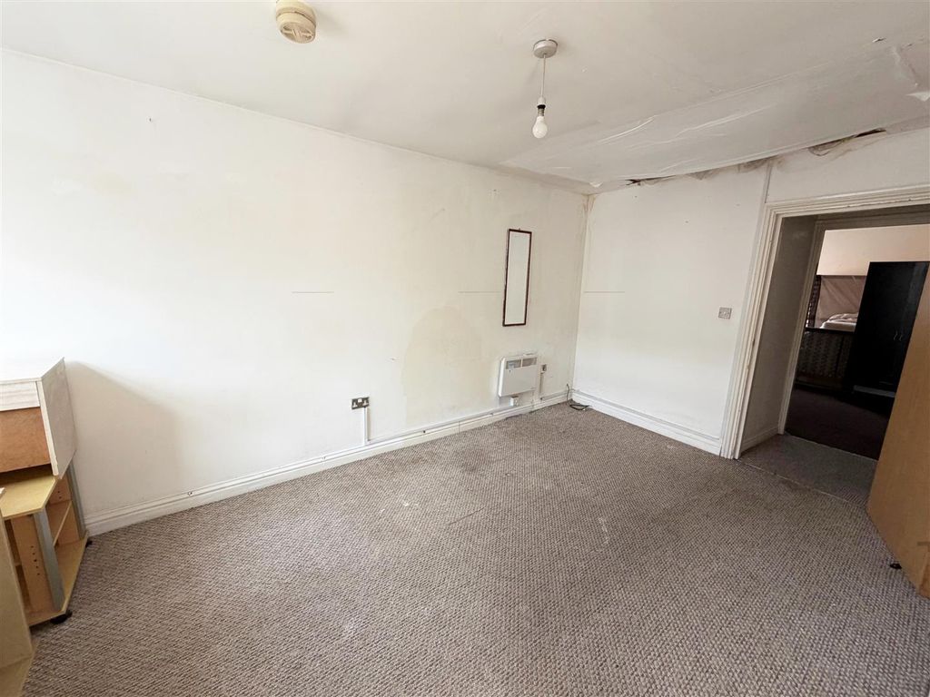 Property photo 3 of 8 Bed 1.Jpg