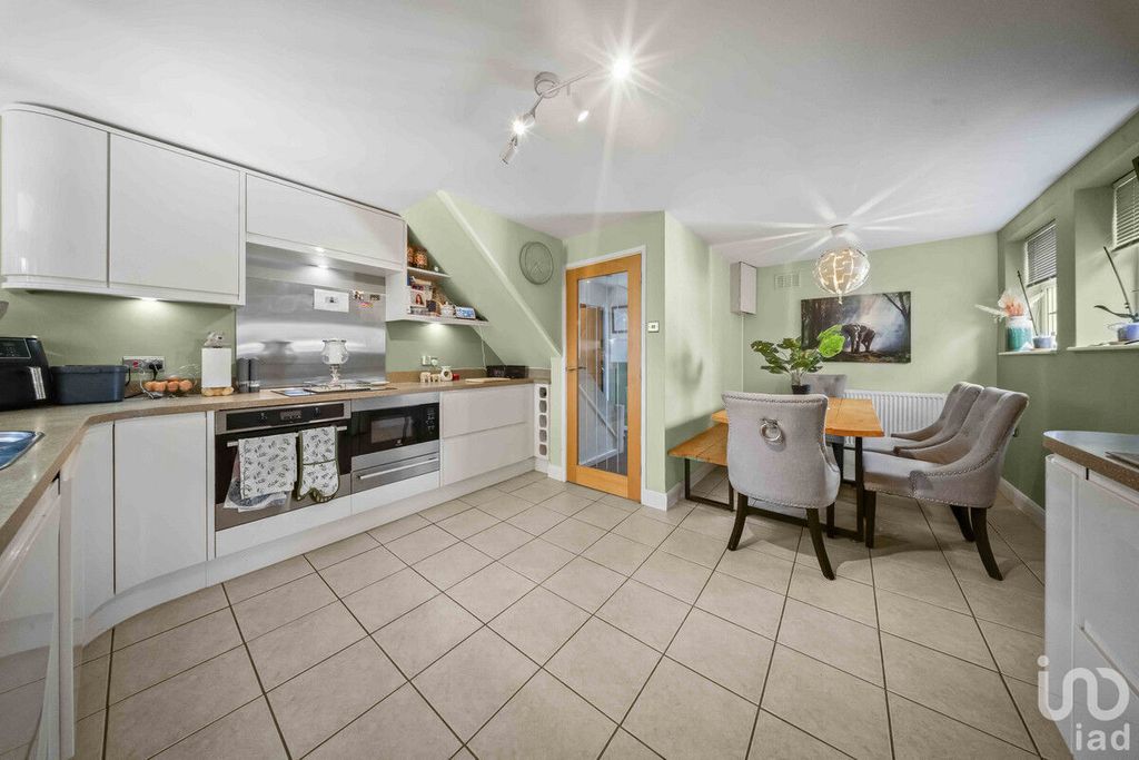 Property photo 3 of 27