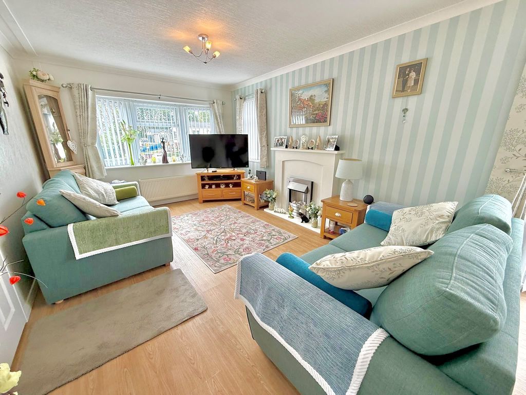 Property photo 2 of 16 Lounge