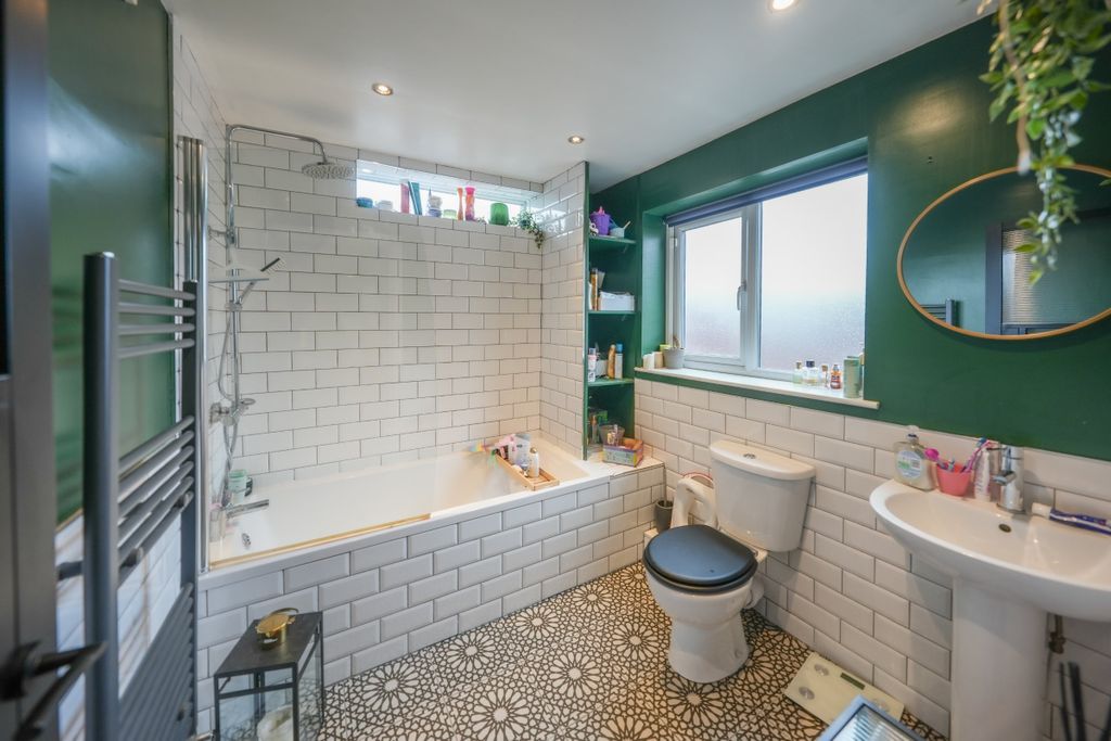 Property photo 3 of 16 Bathroom
