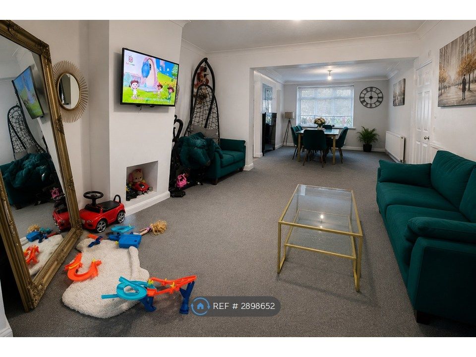 Property photo 2 of 6 Through Lounge