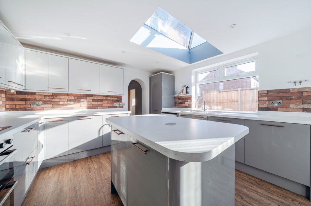 Property photo 3 of 26 1440428-9-69d5916Eae363