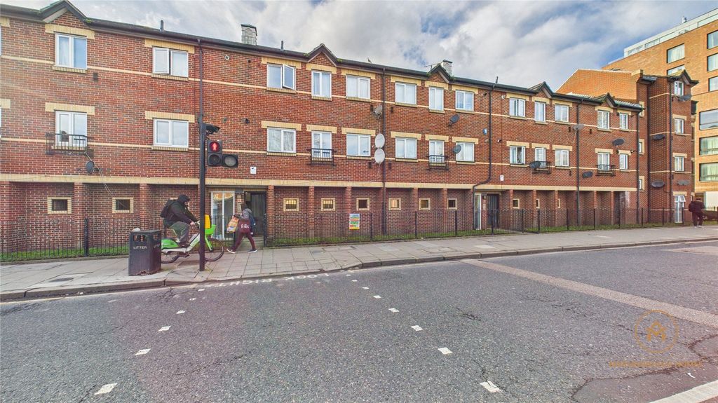 Property photo 1 of 18 Stratford E15