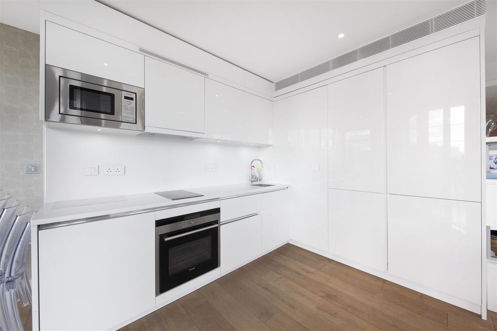 Property photo 2 of 15 Flat 37, 5 Central St. Giles Piazza - 8Gilypy9Nykv