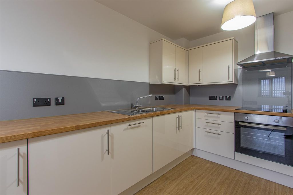 Property photo 3 of 8 Victoria Park Court 3-5.Jpg