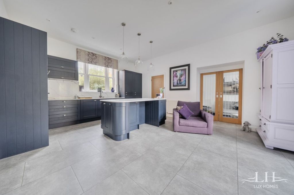 Property photo 2 of 21