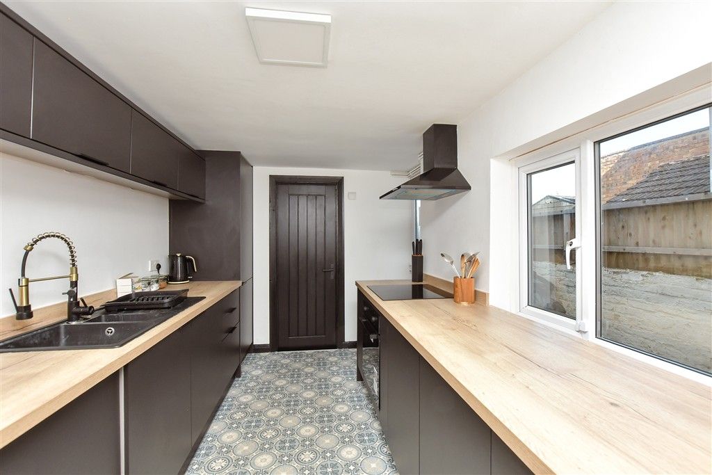 Property photo 3 of 11 Kitchen