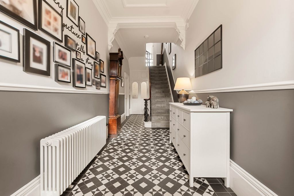 Property photo 2 of 77