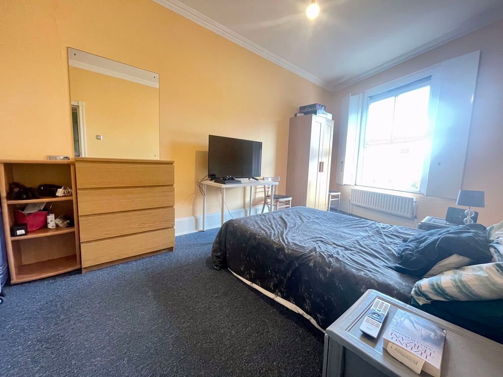 Property photo 3 of 9 Photo 7