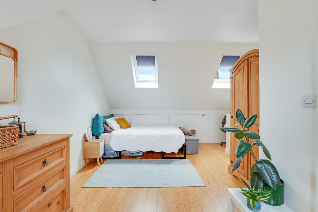 Property photo 3 of 12 04-A715Jhpropworld- 281 Sydenham Road - 25.Jpg