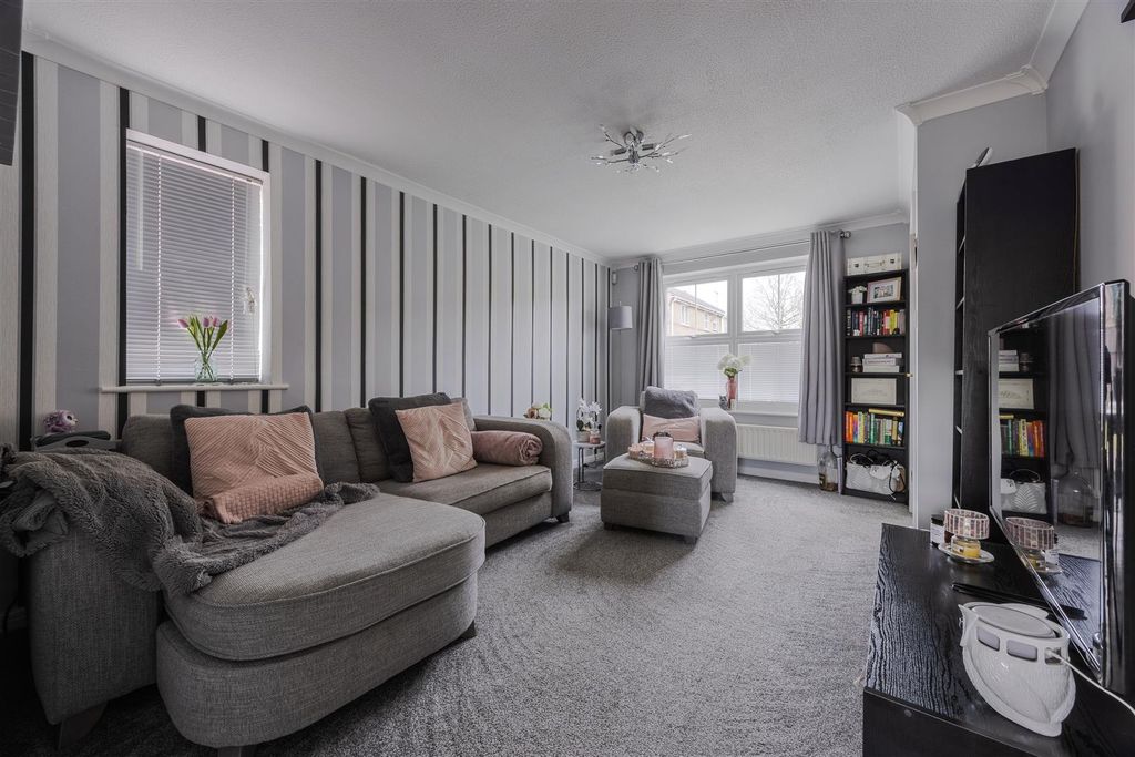 Property photo 3 of 13 Lounge