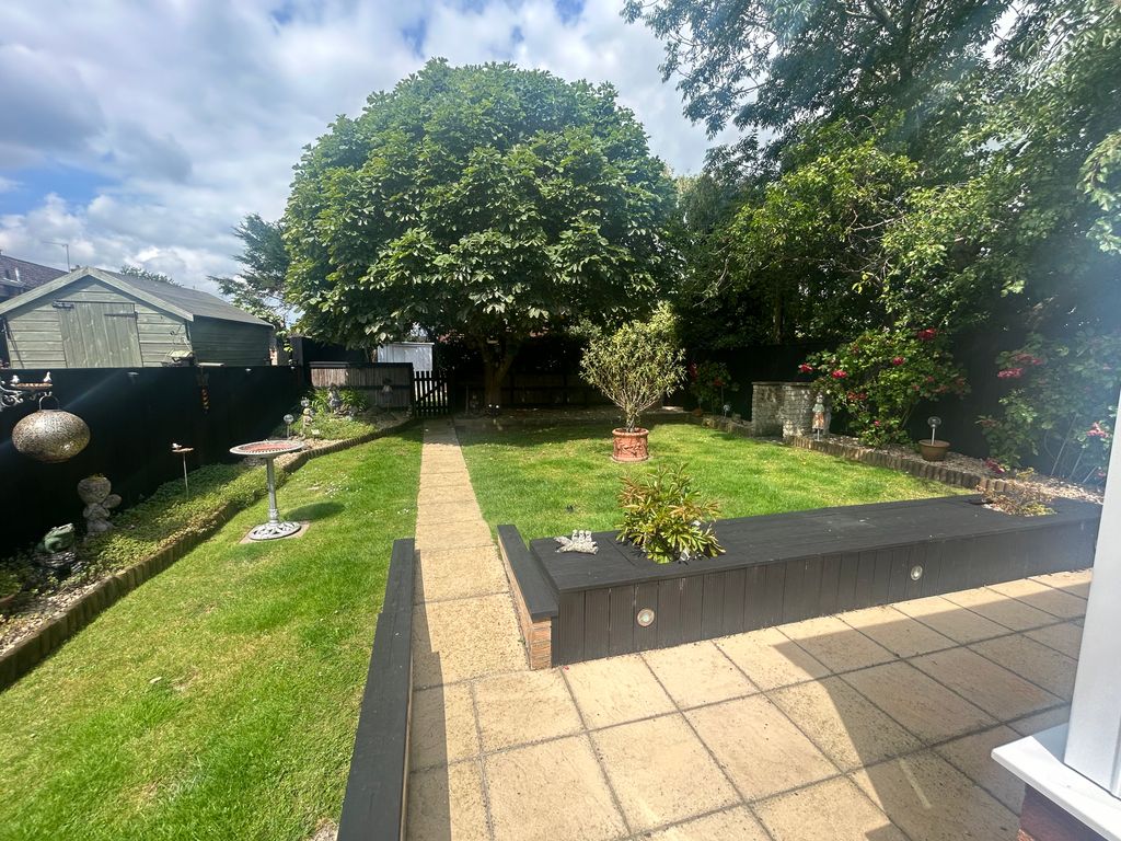 Property photo 2 of 11 Garden