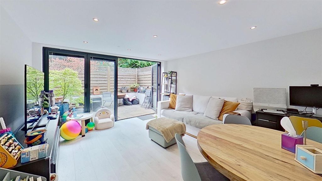 Property photo 2 of 16 Glass-Place-Surbiton-Kt6-08062026_194941.Jpg