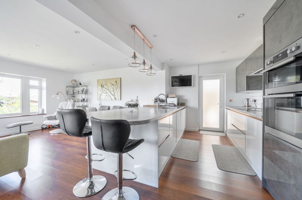 Property photo 2 of 23 1487934-10-6A4Bf9...