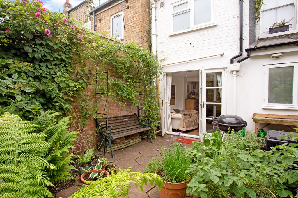Property photo 2 of 12 39A Swanscombe Road