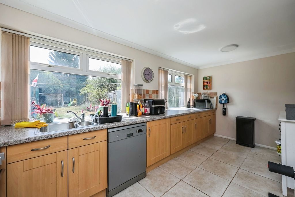 Property photo 3 of 23 Fitted Kitchen