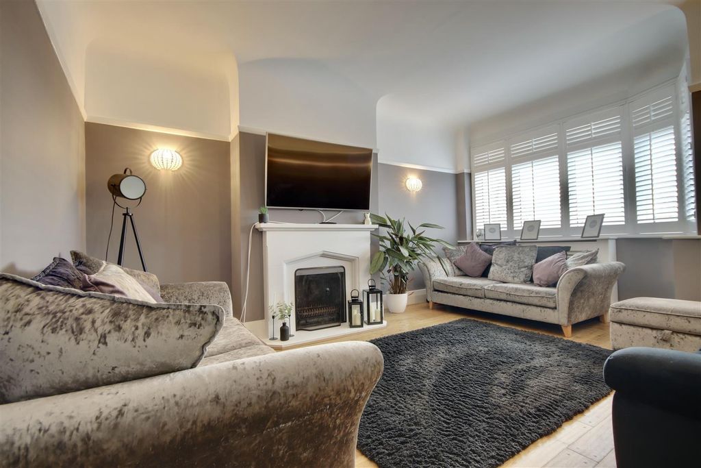 Property photo 2 of 30 6D2F55D5-E510-4Fae-B8Ad-77Bdda39D2F6_1_201_A.Jpeg