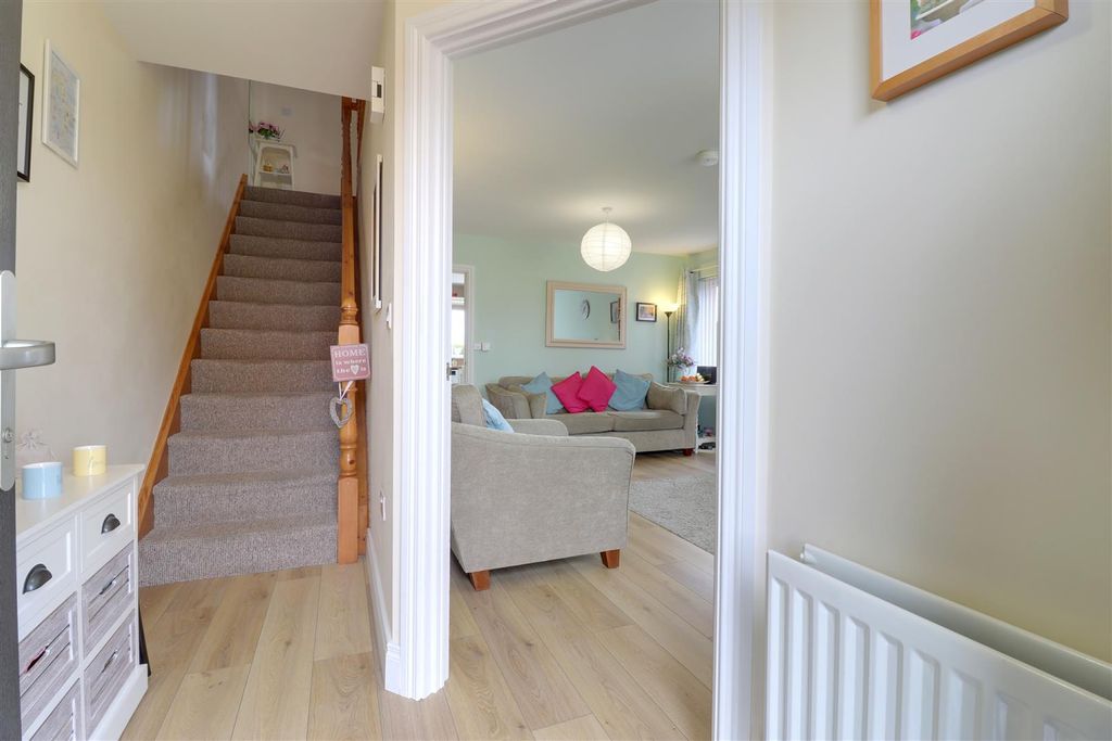 Property photo 2 of 22 Entrance Hall