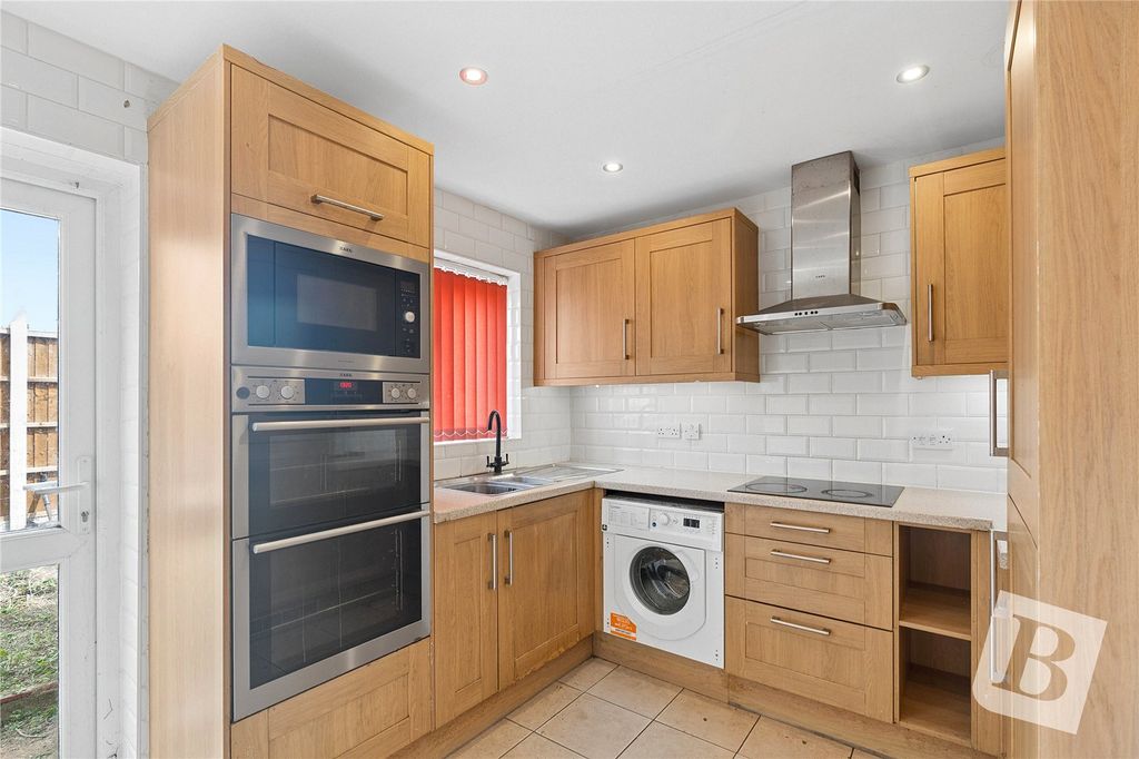 Property photo 3 of 12 Kitchen