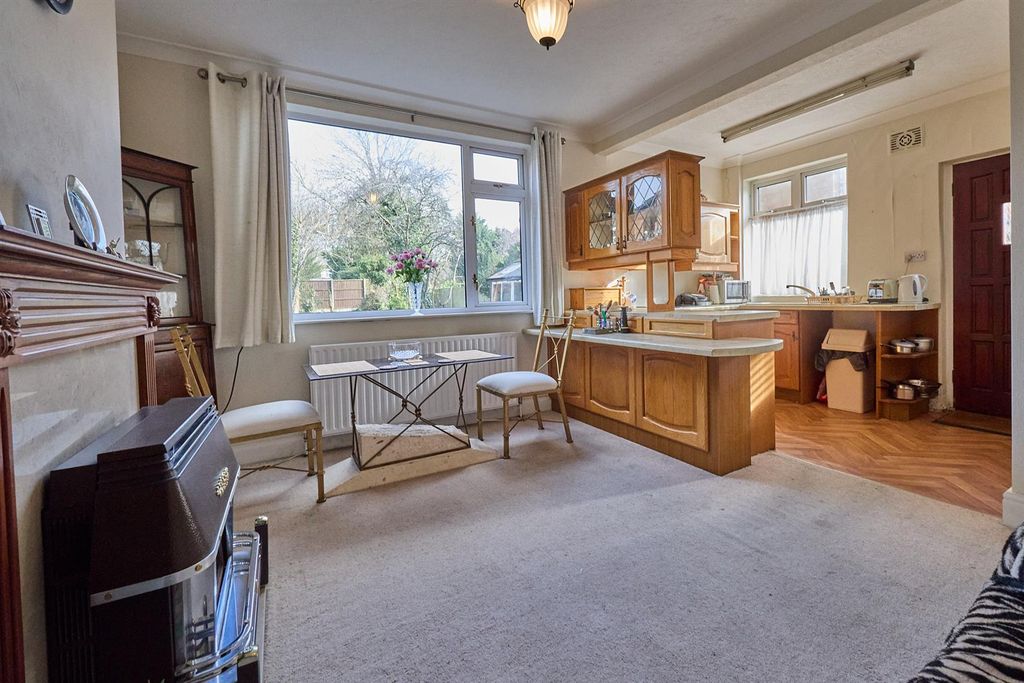 Property photo 3 of 14 Welwyn Road 9.Jpg