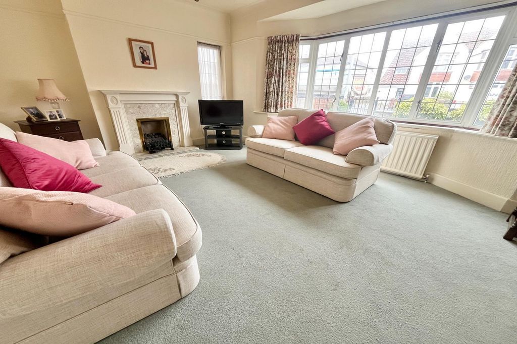 Property photo 2 of 17 Lounge