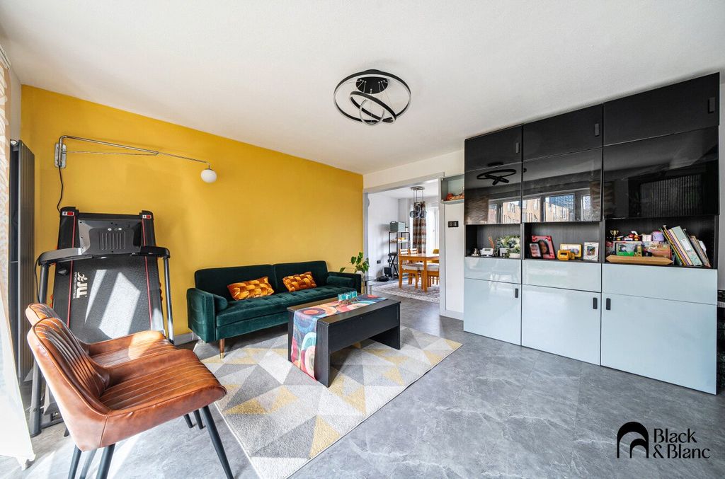 Property photo 1 of 16 Living Room