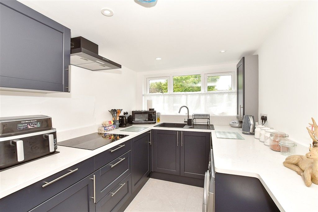 Property photo 3 of 11 Kitchen