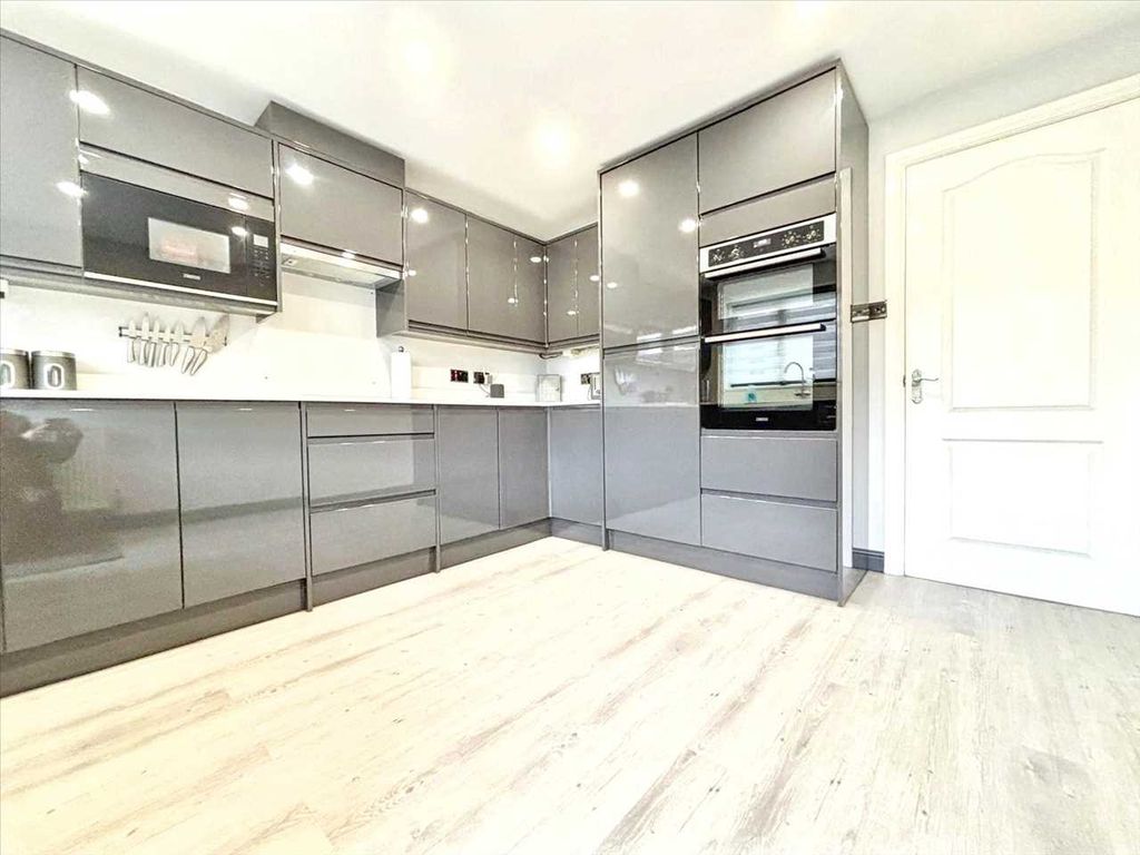 Property photo 3 of 33