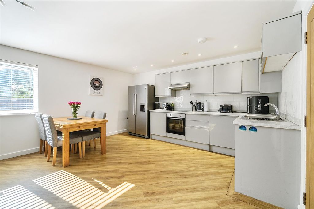 Property photo 3 of 18 Kitchen