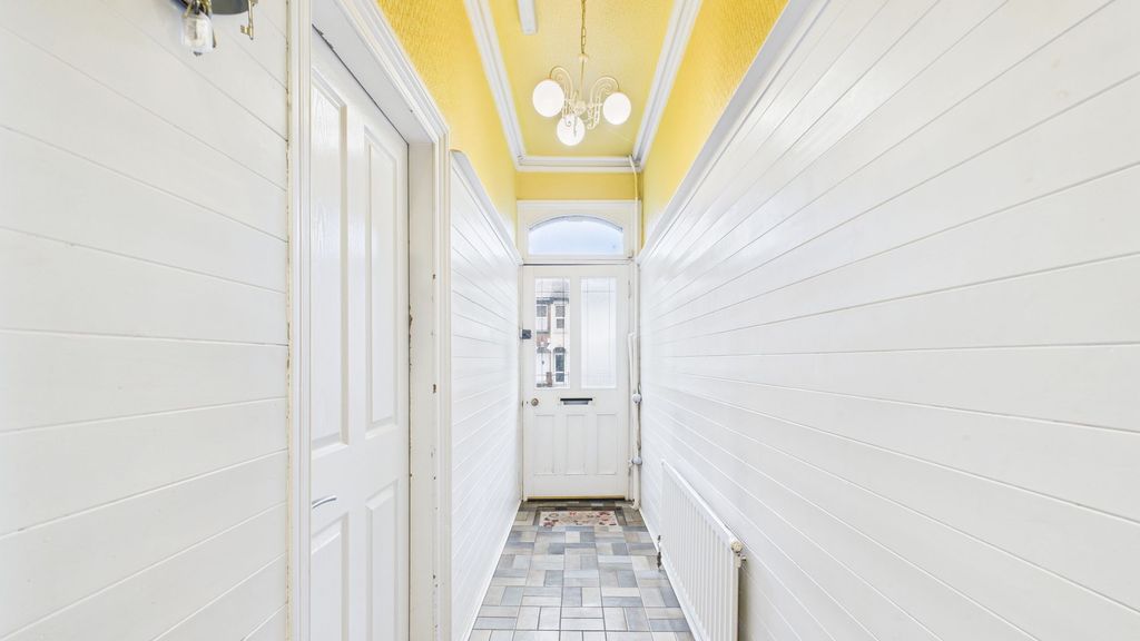 Property photo 2 of 22 Entrance Hall1