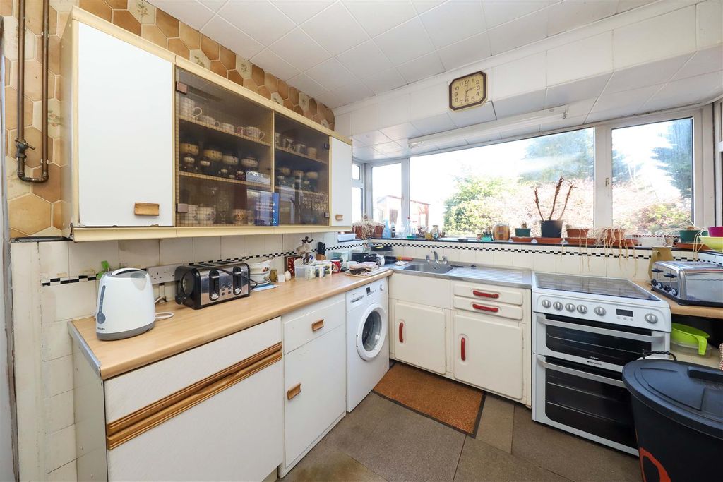 Property photo 3 of 9 Kitchen
