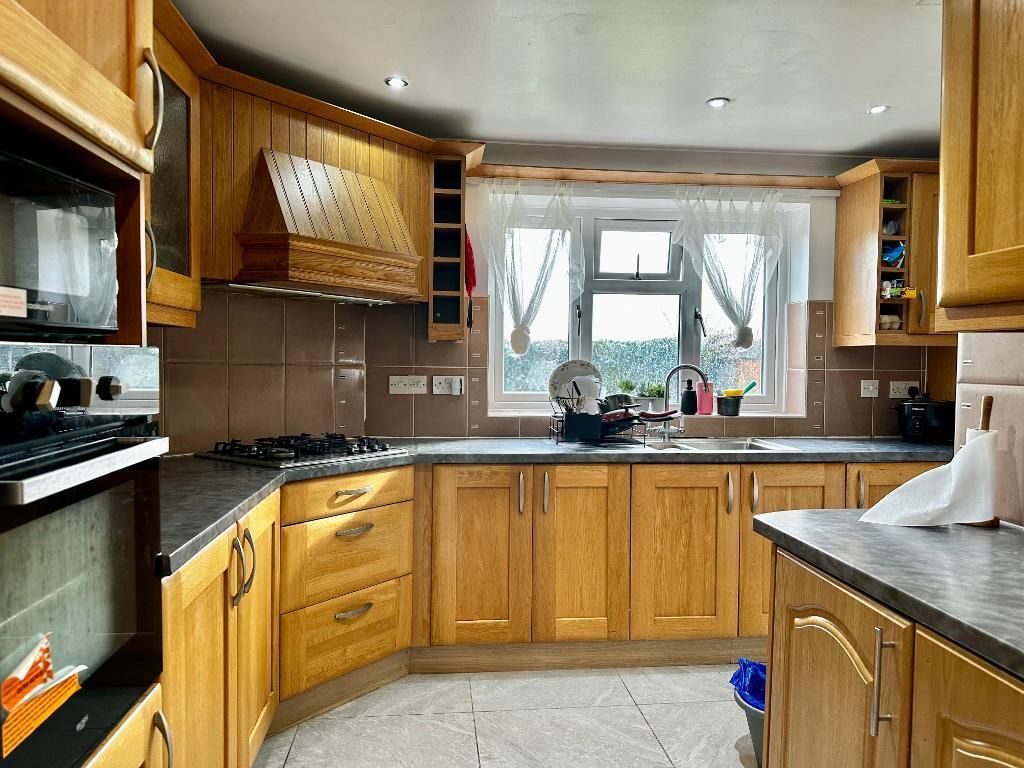 Property photo 3 of 18 Kitchen
