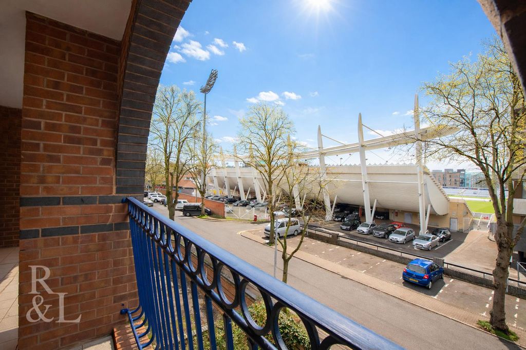 Property photo 2 of 16 B7B8B698-174c-4c05-8576-5c741Baaac8A.Png