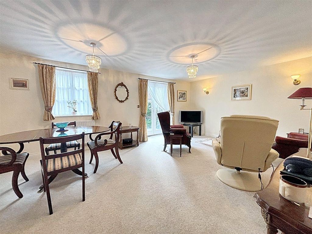 Property photo 2 of 10 Sitting/Dining Room
