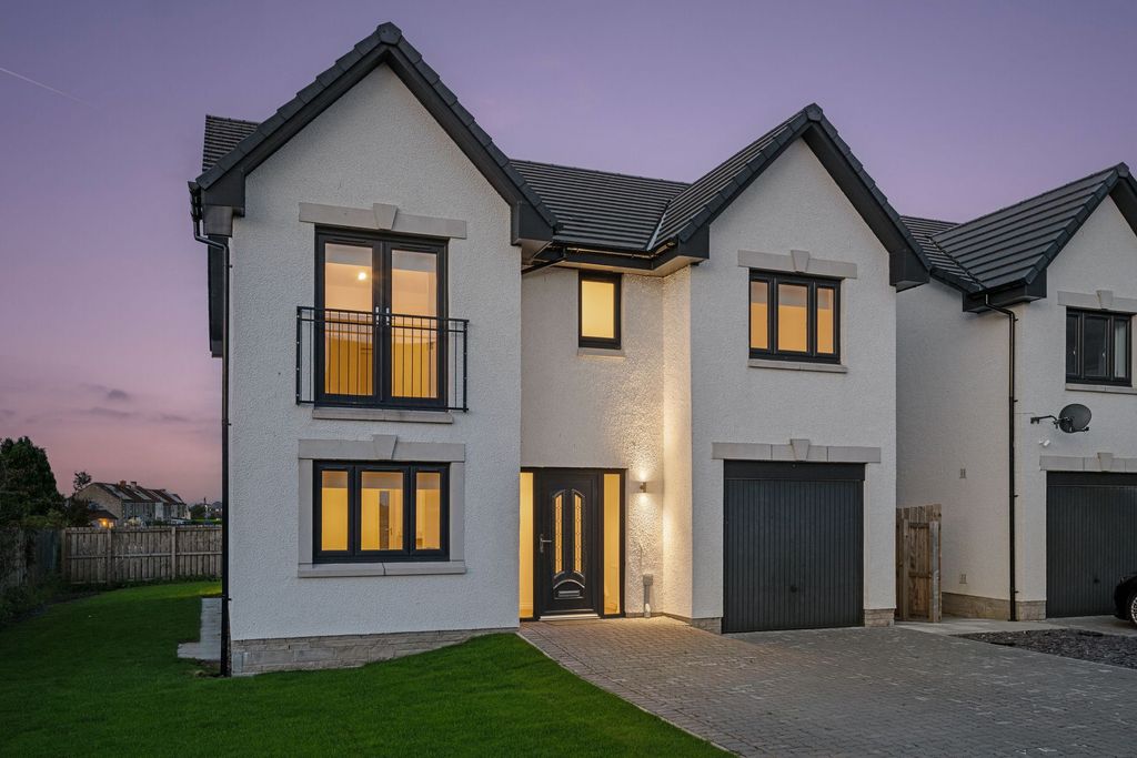 Property photo 1 of 33 Twilight Front External