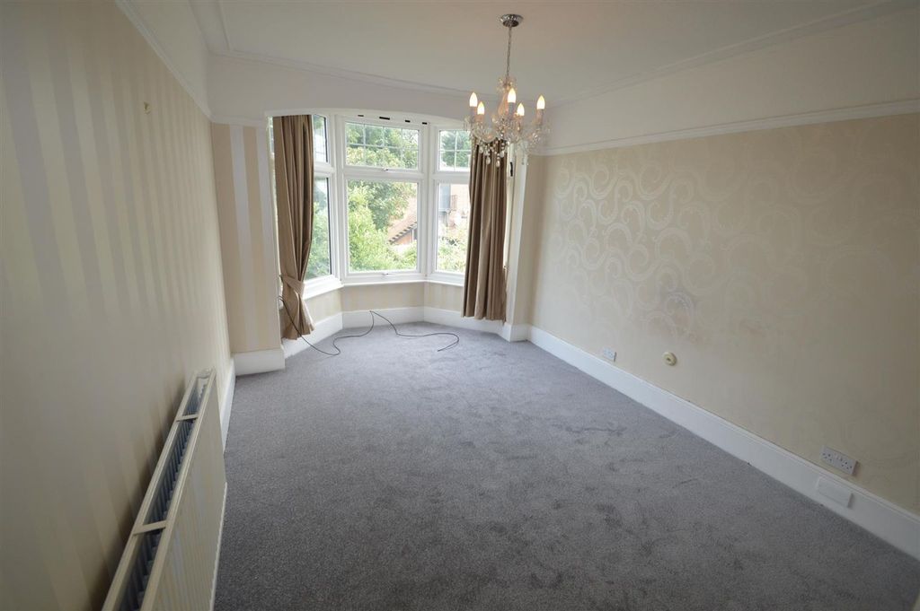Property photo 2 of 3 Sandringham Gdns Ig6