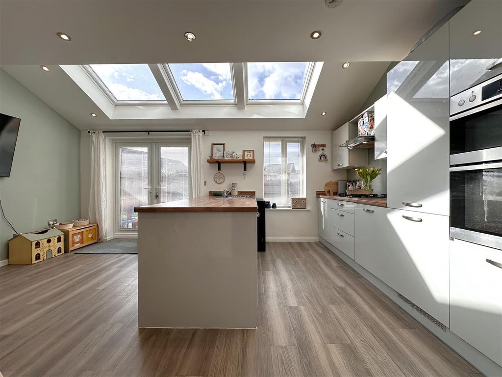 Property photo 2 of 20 Lovely Open-Plan Dining Kitchen 884