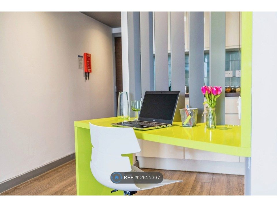 Property photo 2 of 8 Desk