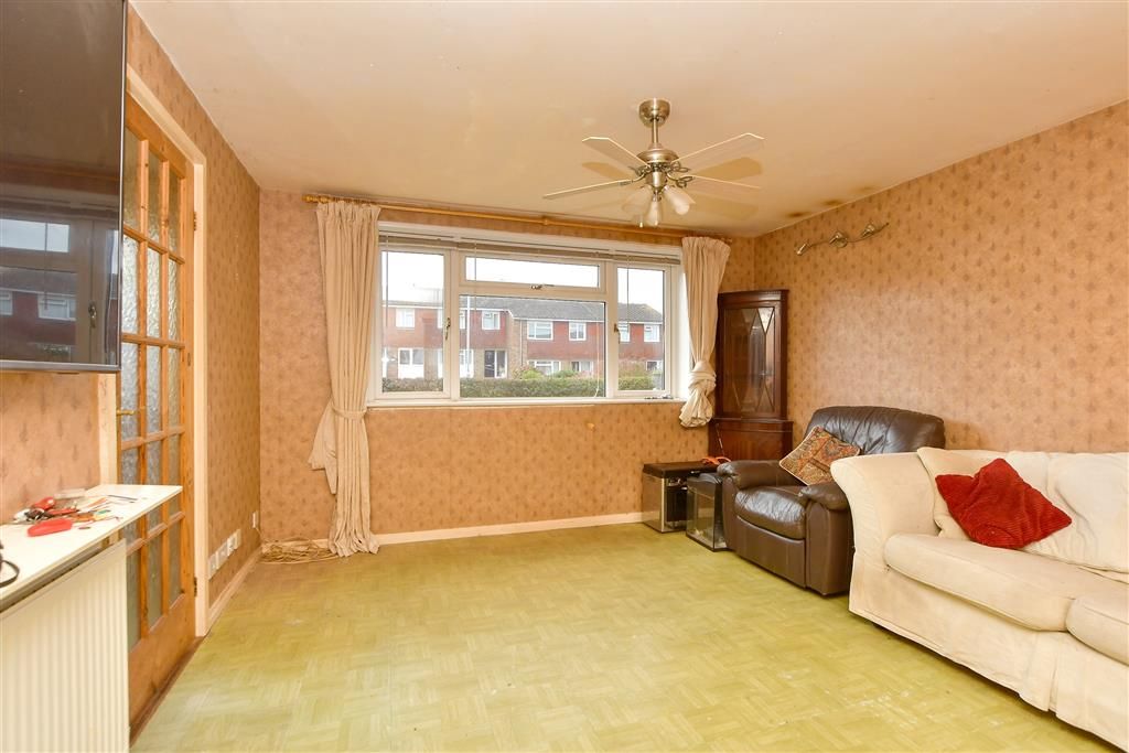 Property photo 3 of 6 Lounge