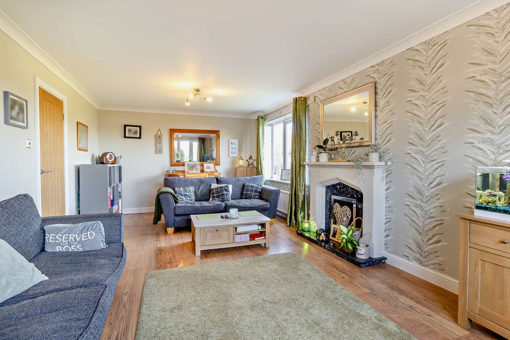 Property photo 3 of 25 Image00027