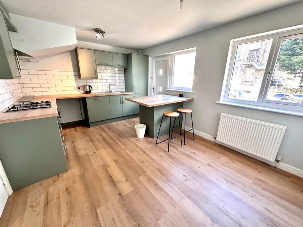 Property photo 2 of 18 Dining Kitchen