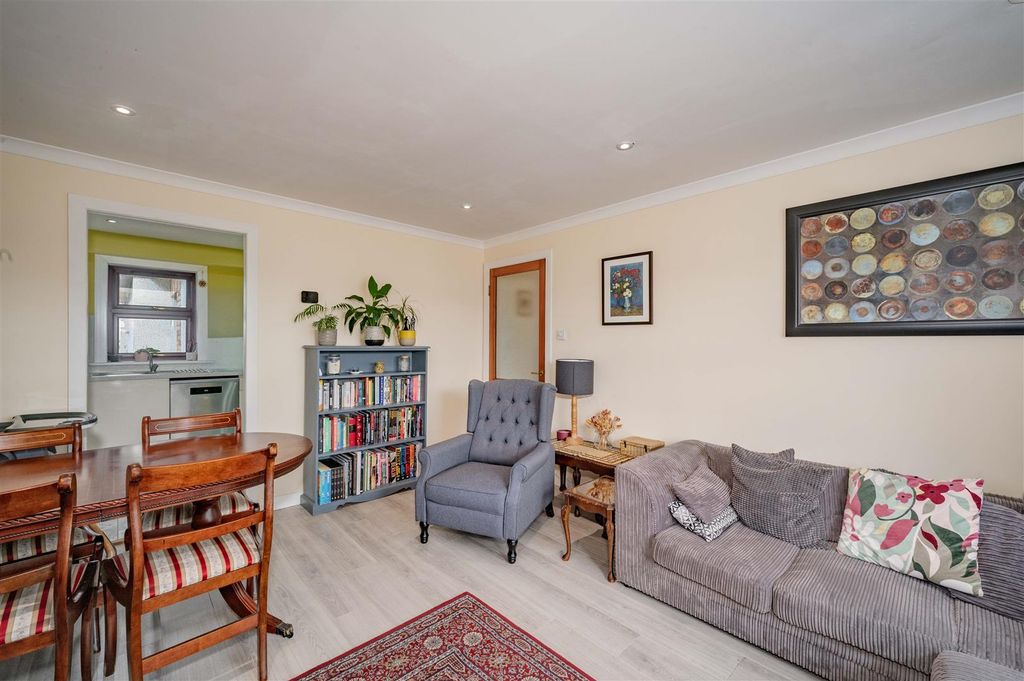 Property photo 3 of 15 Flat 11 Brochtie Court 52 Fort Street Bf-10.Jpg
