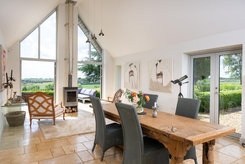 Property photo 3 of 28 Image