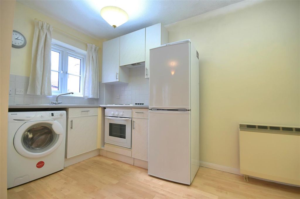 Property photo 3 of 10 Kitchen