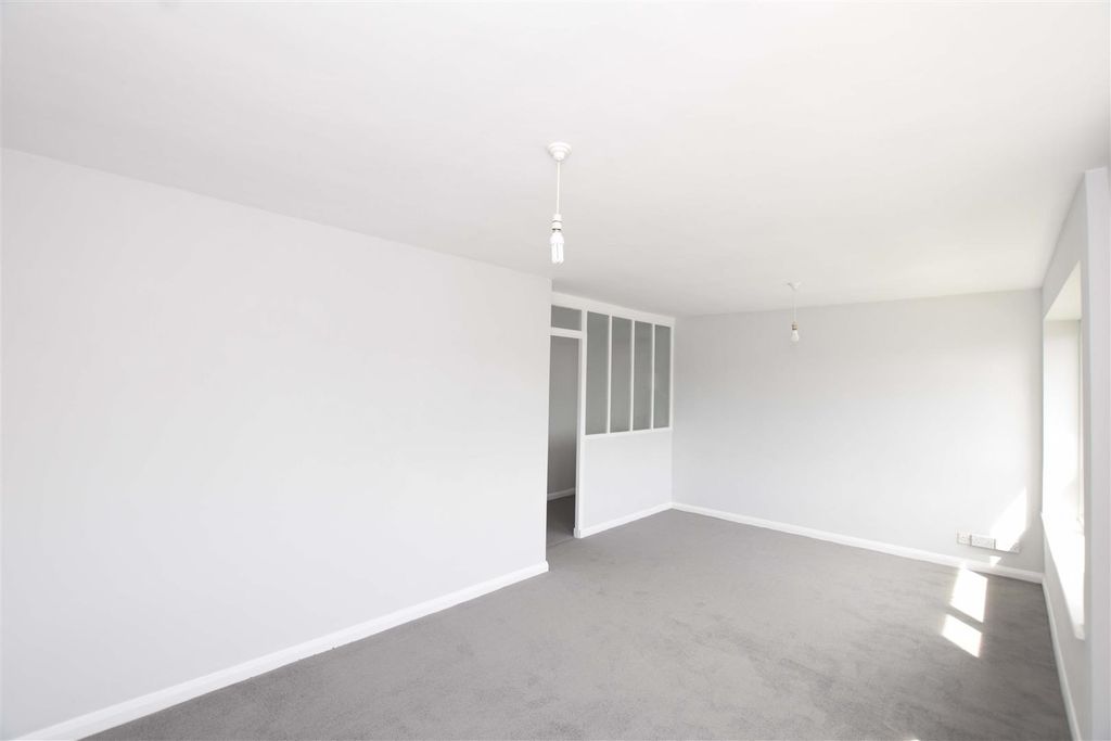 Property photo 3 of 14 Lounge.Jpg