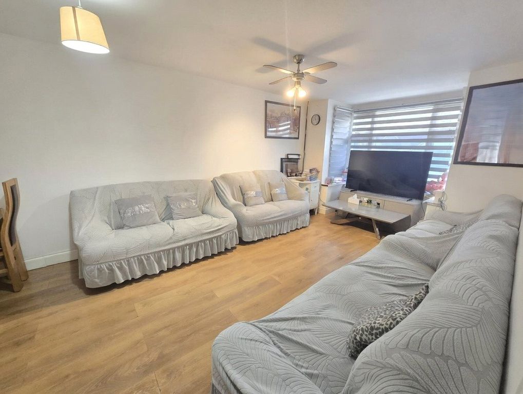 Property photo 3 of 13 Lounge