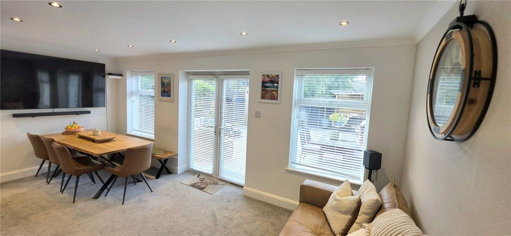 Property photo 2 of 33 Picture No. 21