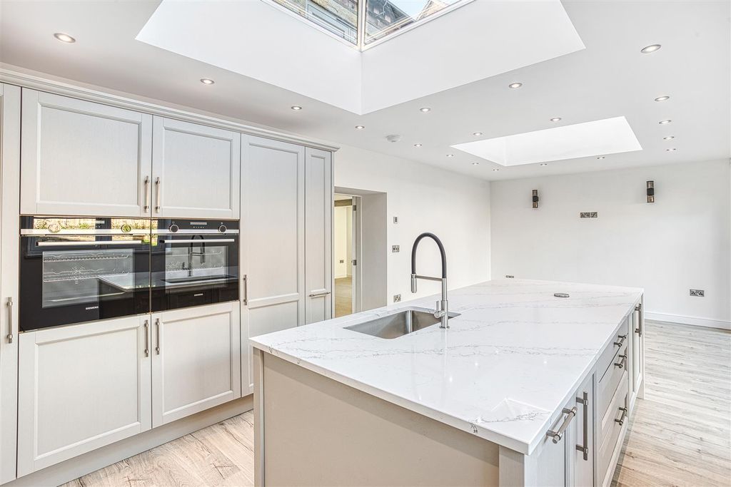 Property photo 3 of 33